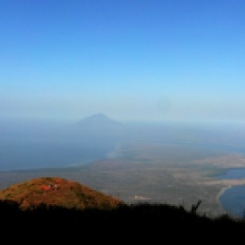 View dari Puncak Ile Lewotolok ke arah Ile Boleng di Pulau Adonara. Tenda kecil di padang savana itu adalah POS 2. Di dekat situ katanya adanya percabangan jalur.